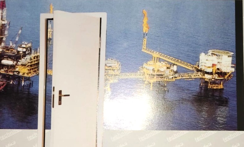 Bloc-porte coupe-feu blanc devant une plateforme pétrolière offshore, extrait de la page 6 du catalogue Technifer.