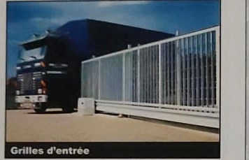 Grille d’entrée coulissante devant un camion, extrait de la page 40 du catalogue Technifer.